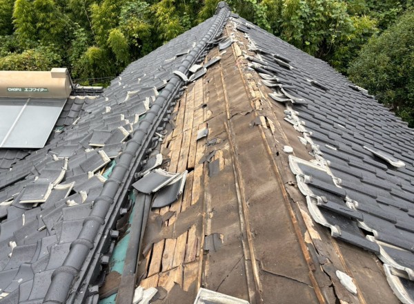熊本地震で崩壊した棟瓦　八代市