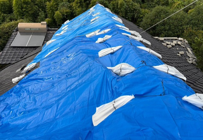 熊本地震で崩壊した棟瓦にブルーシートを掛けた後