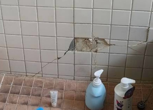 熊本地震で浴室タイルが割れた