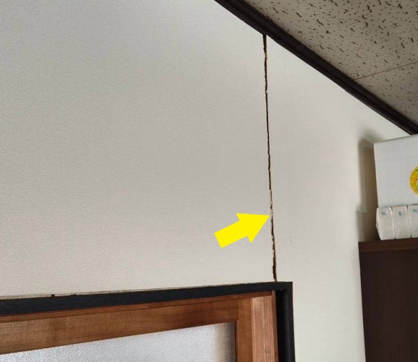 熊本地震による内装クロスのひび割れ