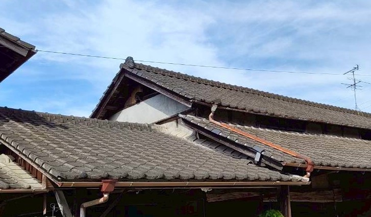 熊本市西区の納屋のセメント瓦