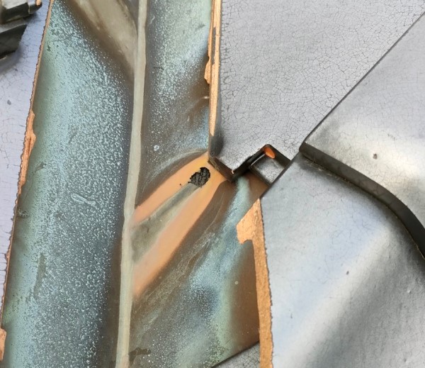 宇土市にて銅板製の谷板金に穴が開いて雨漏り調査｜雨漏りの原因になりやすい谷板金の点検を行いましょう！