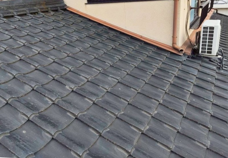 瓦屋根の調査を行います