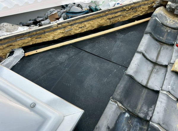 菊池市の雨漏り修理｜築52年土葺き瓦屋根を低予算で直す！天窓周辺の部分葺き替え