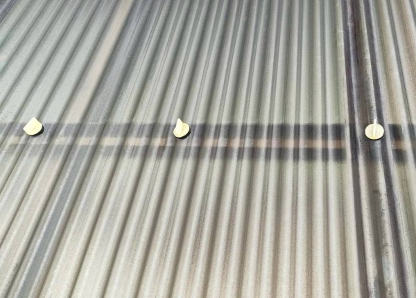 留め直しを行った波板のフック