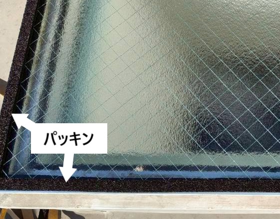 網入りガラスの上にパッキンを取り付け