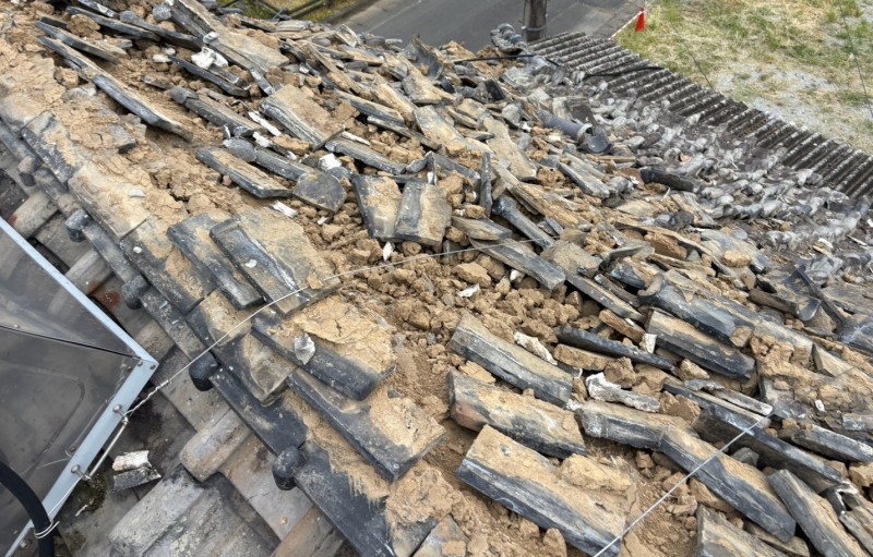 葺き土が乾いて固定力がなくなった土葺き瓦屋根　熊本地震で被災している