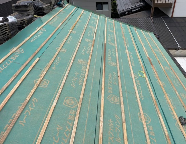 熊本市東区 屋根葺き直しで破れたルーフィングを張り直し｜ゴムアスファルトルーフィングで雨漏りが解消