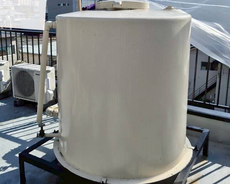 見た目はきれいな貯水タンクですが使用していないため撤去します