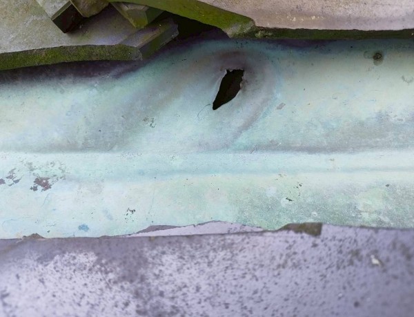 谷板金に大きな穴が開いている
