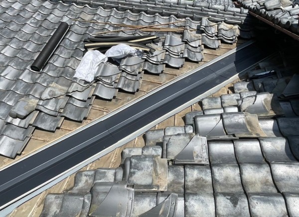 谷板金張替え工事の様子