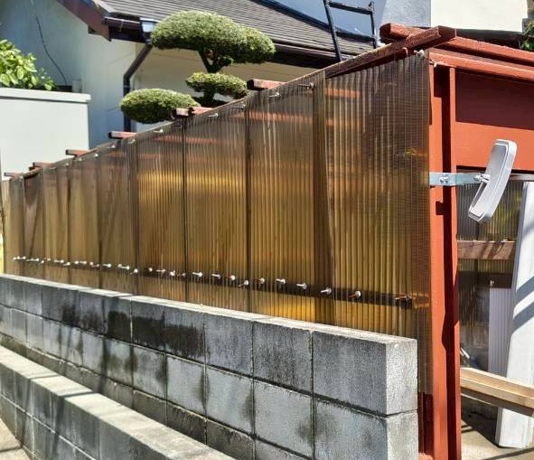 車庫の壁波板が経年劣化している
