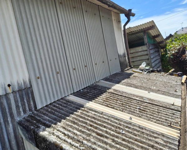 車庫の波スレートの部分張替え