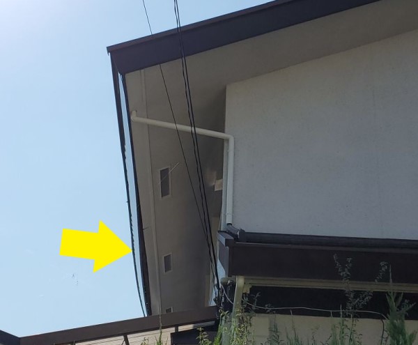 軒先の板が浮いている