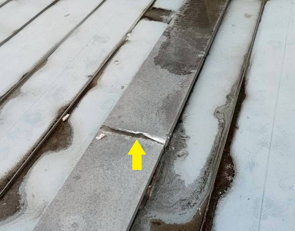 過去のコーキングが剥がれている