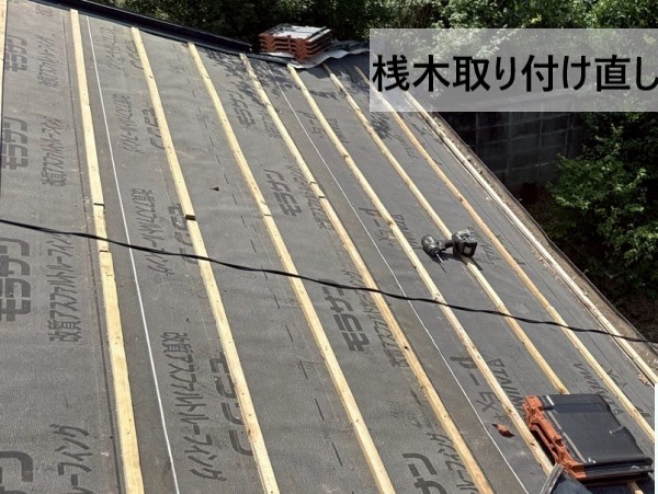 適切な桟木に取り付け直しました