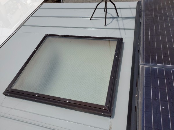 金属製片流れ屋根に設置された天窓