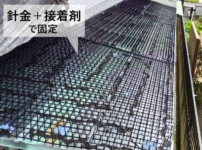 針金と接着剤で庇の剣山を固定している