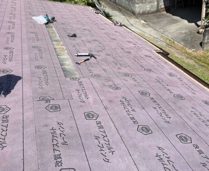 熊本市北区で屋根下地へ防水シート敷設工事の様子｜太陽印の改質アスファルトルーフィングで屋根の防水性・耐久性を強化しました