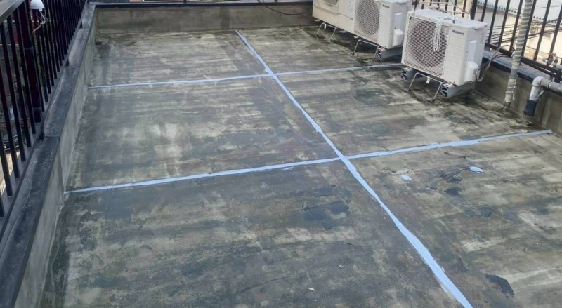 防水工事の既存防水撤去・下地処理が完了