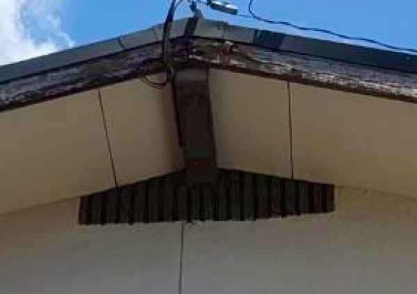 雨が吹き込む妻ガラリ
