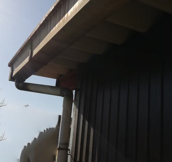 金属製雨樋の劣化　折板屋根