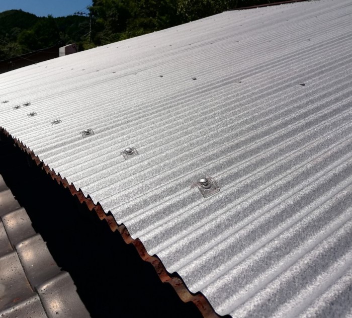 菊池市で波トタン倉庫のガルバリウム重ね張りで雨漏り修理｜既存の屋根を剥がさずに施工ができます！