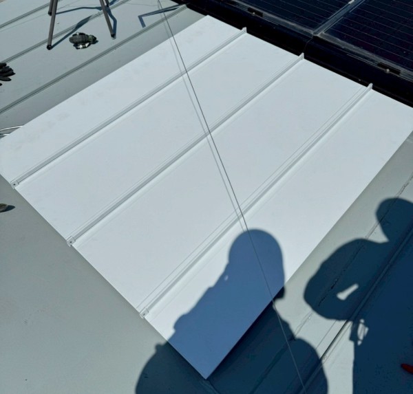 雨漏りしている天窓に板金で塞ぎ工事