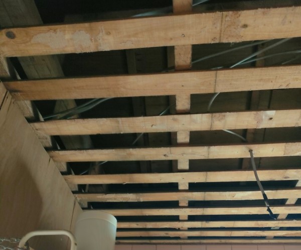 雨漏り被害を受けていた天井板を撤去しました