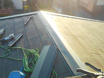 樹脂製のタフモックの棟板金が設置され、見た目も機能も生まれ変わった施工後の屋根