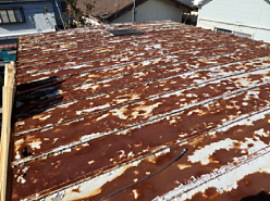 施工前の錆で全面が赤茶色になった緩勾配の瓦棒屋根