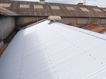 施工後のシルバーに輝くガルバリウム鋼板屋根